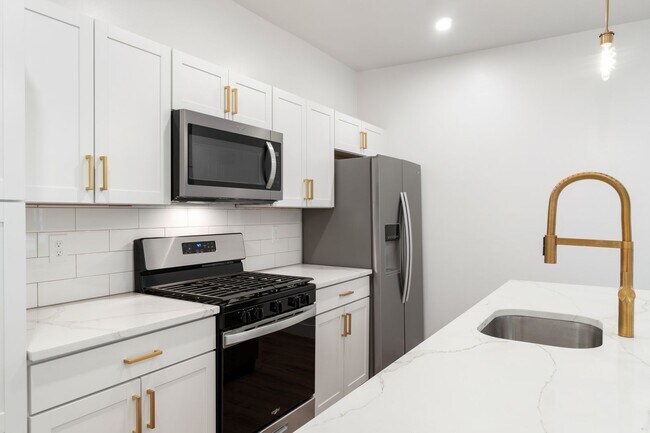 Building Photo - Beautifully renovated 4 bed, 2.5 bath, loc...