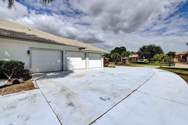 Building Photo - 8028 Plantation Lakes Dr