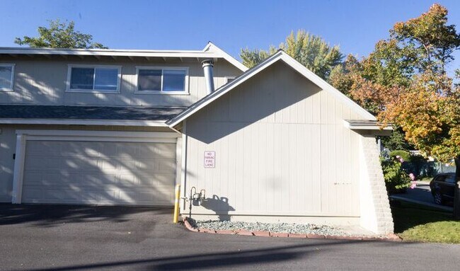Building Photo - Cute 2 Bedroom East Sparks Townhouse