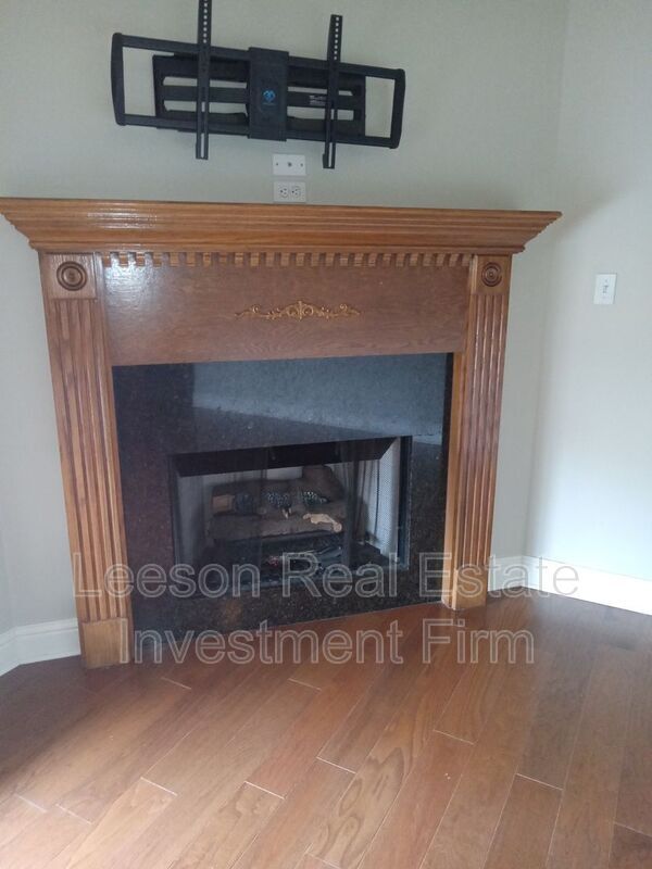 Building Photo - 5721 S Lakeshore Dr