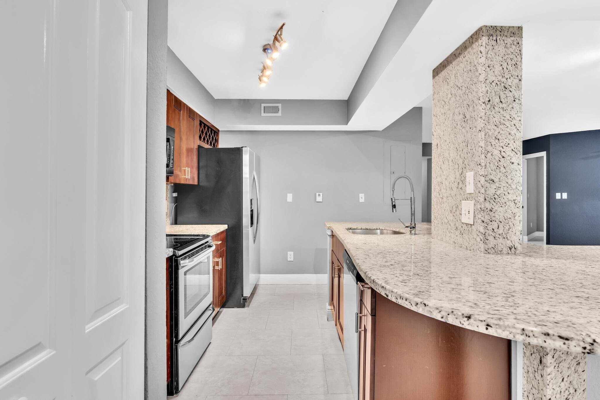 Building Photo - 2881 N Oakland Forest Dr