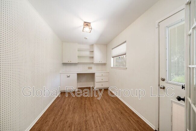 Building Photo - 425 Crestwood Dr