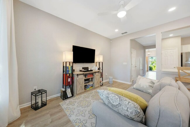 Building Photo - 233 Sand Oak Blvd