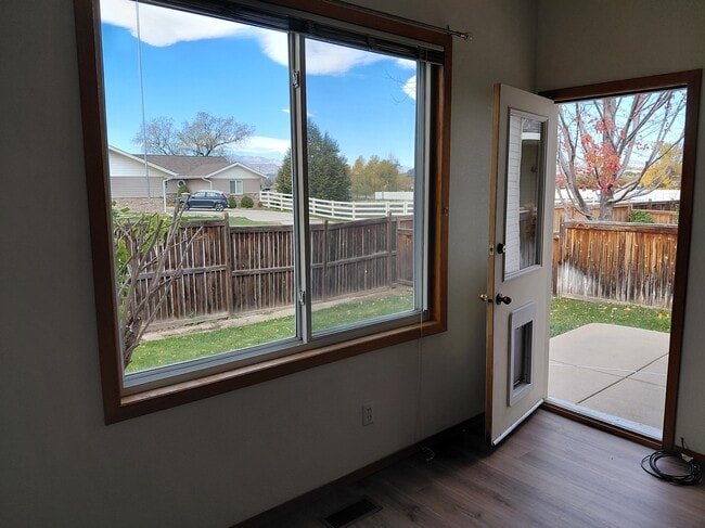 Building Photo - 2544 Begonia Ct