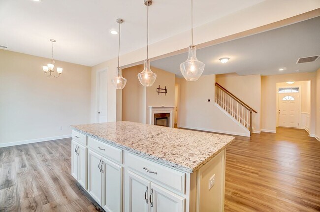 Building Photo - (Coming Soon) 3 Bedroom Townhome in Steele Creek!