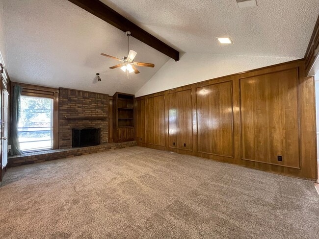 Building Photo - AVAILABLE NOW 3 BEDROOM 2 BATH HOME IN BUR...