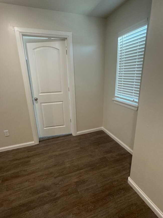 Building Photo - New construction duplex in Newcastle 3 bedroom with game room