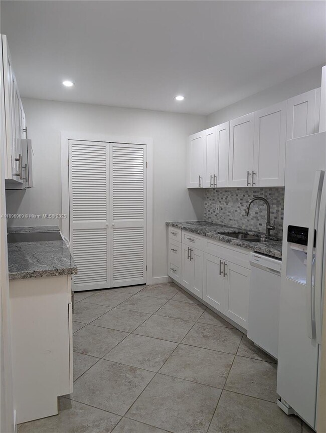 Building Photo - 850 Benevento Ave