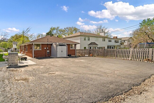 Building Photo - 4923 Prospect Ave