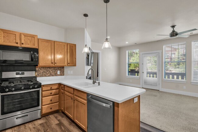 Building Photo - 8381 Meadowview Ct