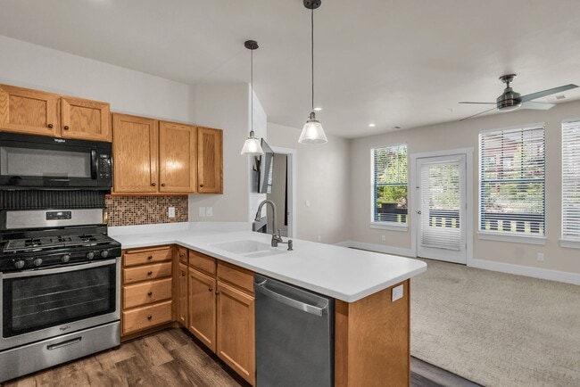 Building Photo - Pinebrook Pointe