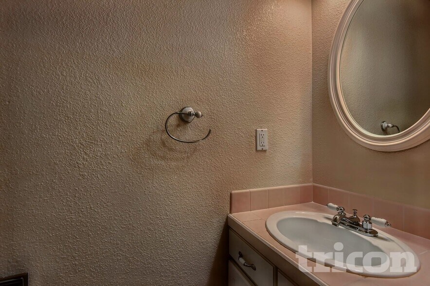 Building Photo - 5694 S Quemoy Ct