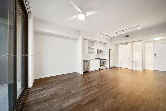 Building Photo - 555 NE 8th St