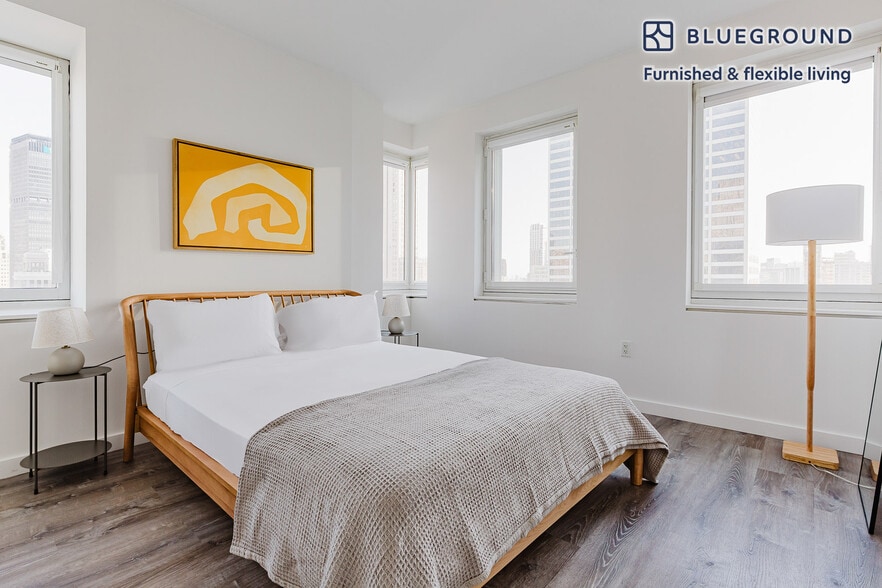 Building Photo - 70 W 45th St