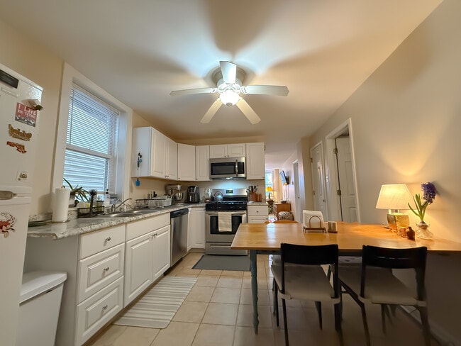 Building Photo - 3441 N Oakley Ave