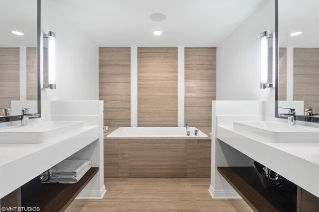 Building Photo - 65 E Monroe St