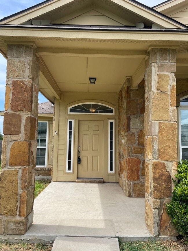 Building Photo - Application Received! 3 bed, 2 bath with B...