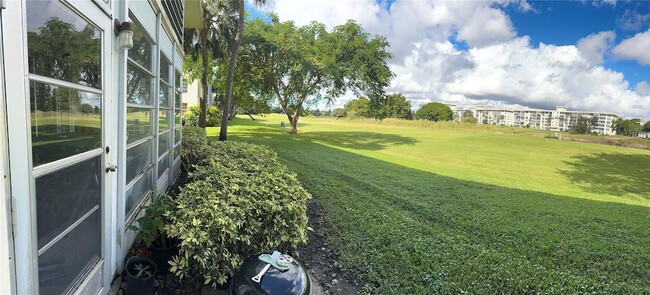 Building Photo - 2601 S Palm Aire Dr