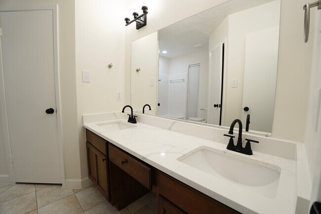 Building Photo - 3403 Honey Creek Dr
