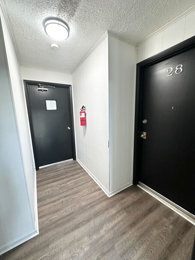 Building Photo - 2 Bedroom and 1.5 Bathroom Apartment in Be...