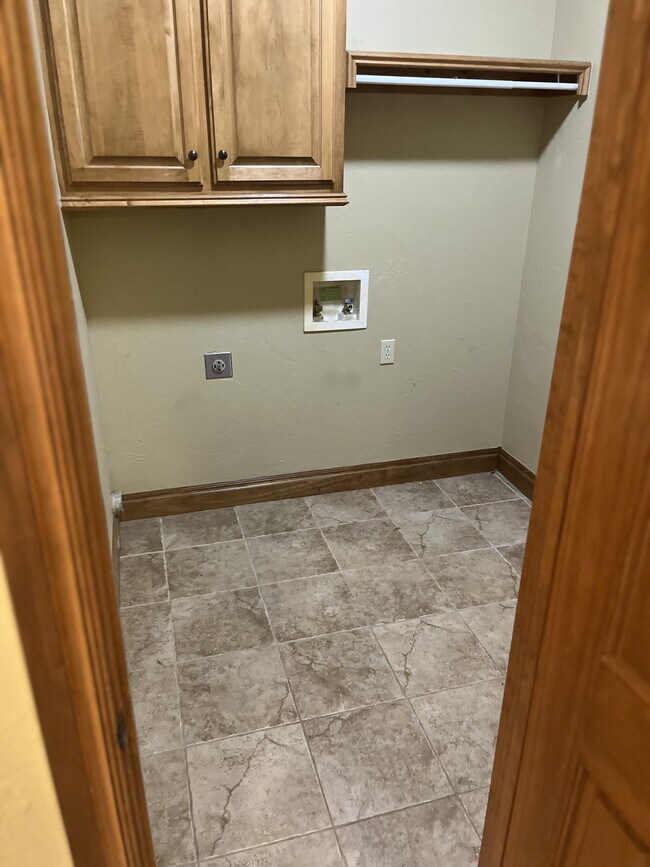 Building Photo - 13123 Red Oak Dr