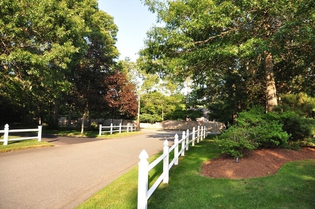 Building Photo - 6 Country Club Ln