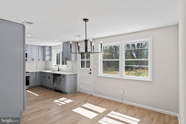 Building Photo - 5004 Barnaby Ln