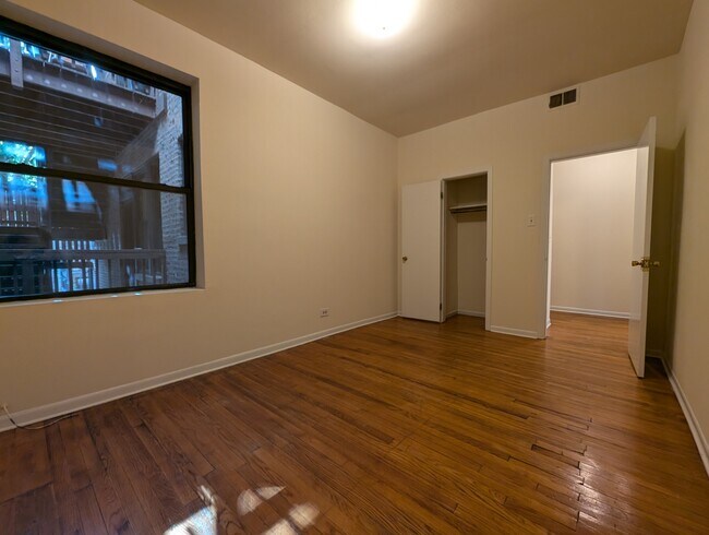 Building Photo - 3147 W Medill Ave