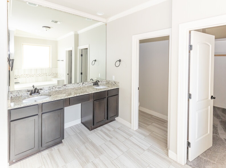 Double Vanities M/B - 336 Jake Dr