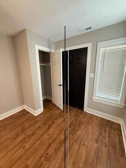 Building Photo - 1008 Milroy St