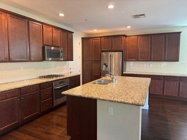 Building Photo - Great location close to Kaiser Roseville