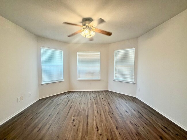 Building Photo - Updated and ready for occupancy