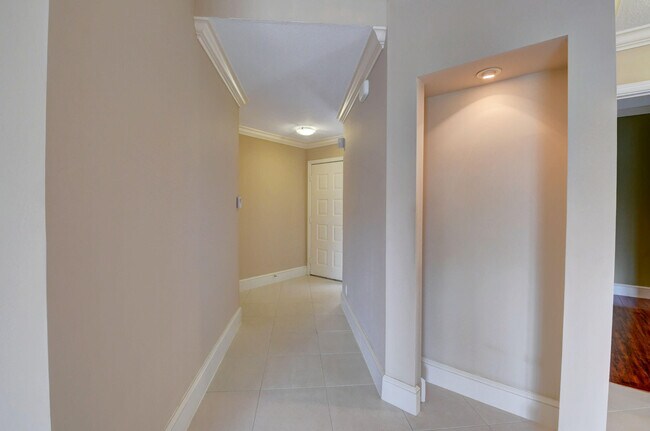 Building Photo - 23181 Fountain View Dr