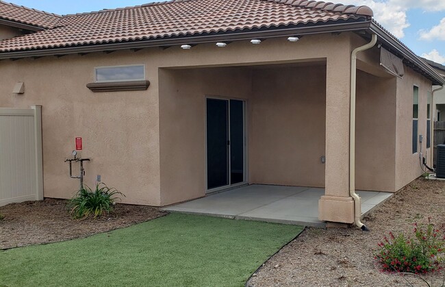 Building Photo - Fully Furnished Short or Long Term Modern Home