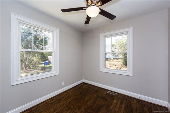 Building Photo - Must view this exquisite 3 bedroom 1 bath brick home. Within 2 miles from Uptown.