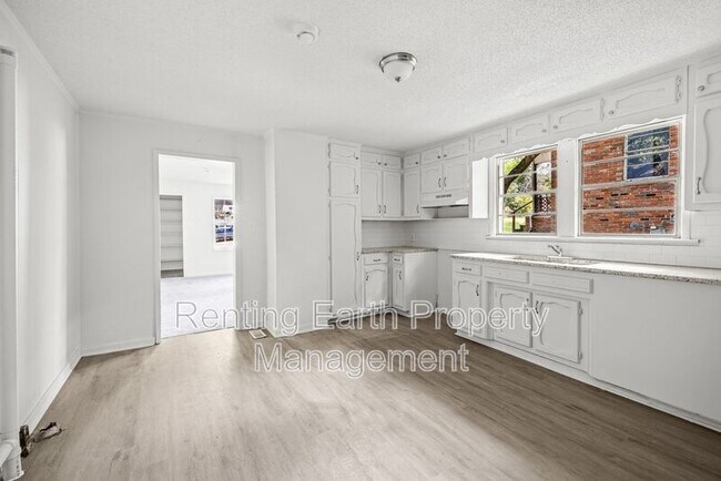 Building Photo - 705 5th Ave
