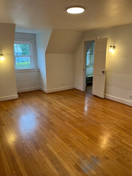 1st Bedroom - 10 Darroch Rd