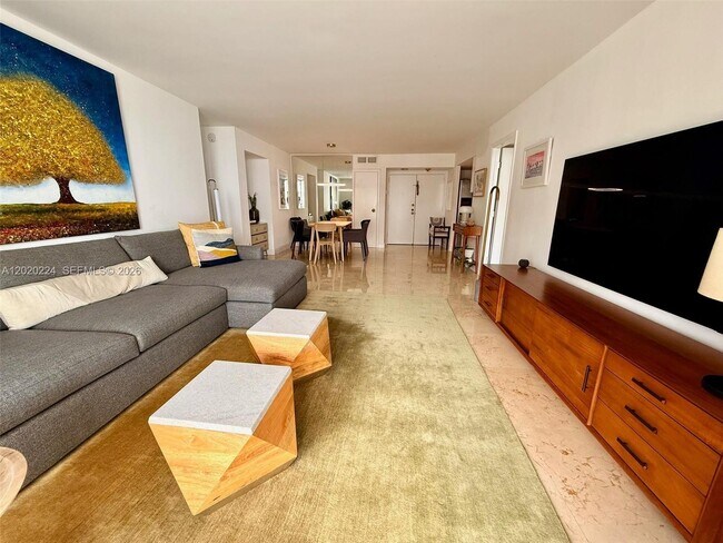 Building Photo - 1420 Brickell Bay Dr