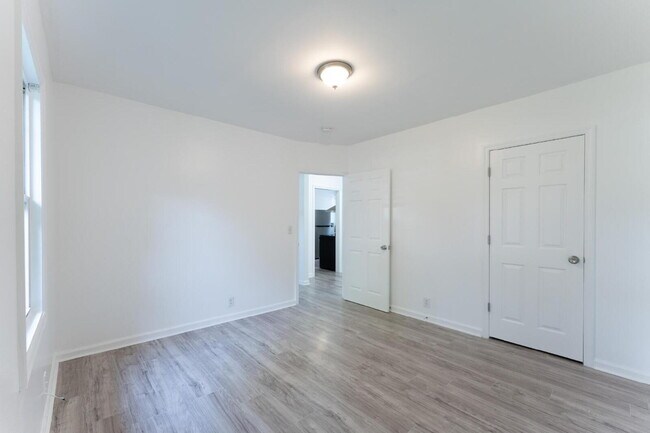 Building Photo - Update 2 Bed 1 Bath in The Nations