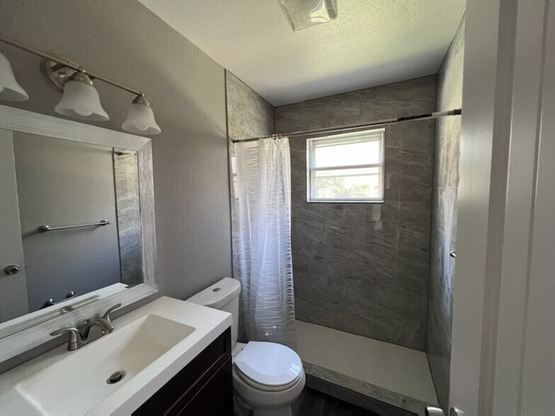 Bathroom - 828 Horseshoe Dr