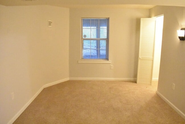 Building Photo - Welcome To Lake Ridge's Finest...