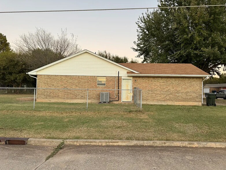 Building Photo - 8801 Cedar Ln