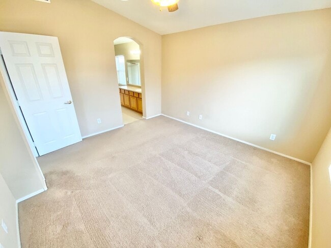 Building Photo - OVELY  2 BED ROOM 2 BATHROOM TOWNHOES LOCATED IN A GATED COMMUNITY IN HENDERSON
