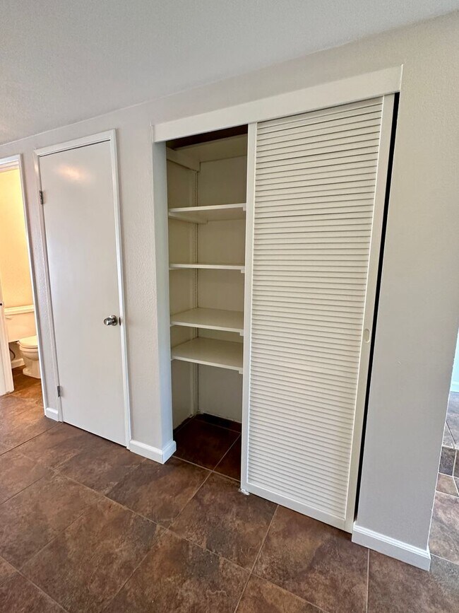 Building Photo - 3266 Loma Riviera Dr