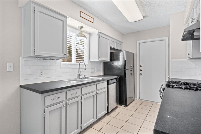 Building Photo - 621 Russet Valley Dr