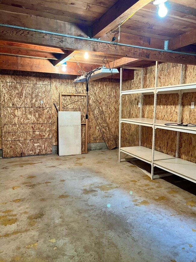 Building Photo - 3 Bedroom Plus Office, 2.5 Bath Located in...