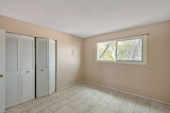 Building Photo - Amazing Tri-Level home close to ASU.  Pool and 2 Car Garage