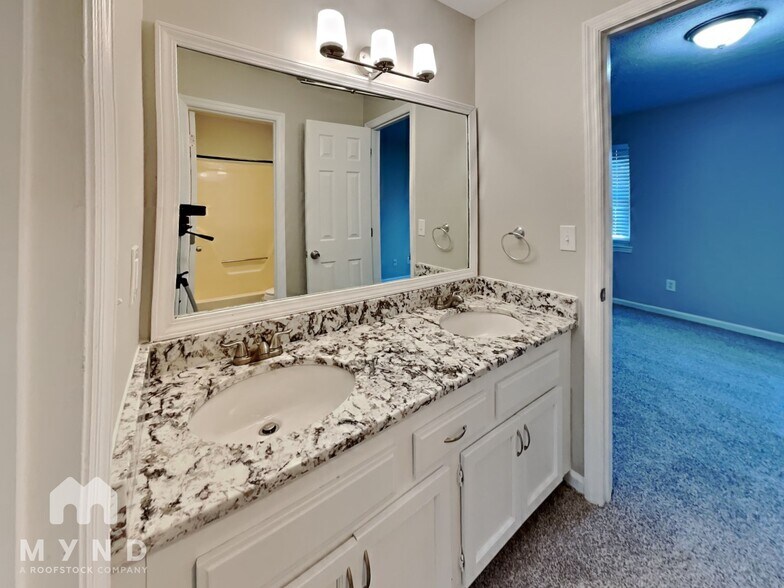 Building Photo - 461 Claircrest Dr