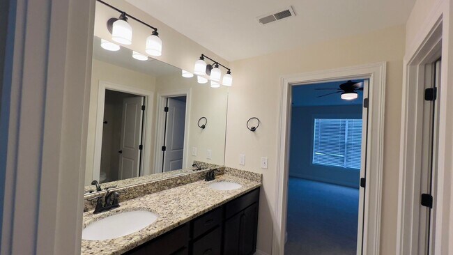 Building Photo - 4 bedroom 2.5 bathroom townhome located in Beaumont Park Townhome