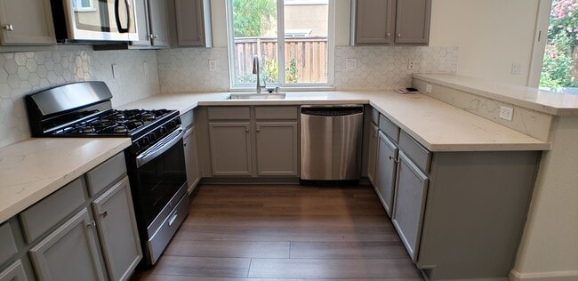 Building Photo - Spectacular 4 bedroom, 2.5 bath home on private lane
